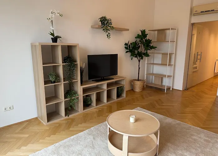 60qm, 1 Bedroom Schoenbrunn, Central, Balcony Daire Viyana